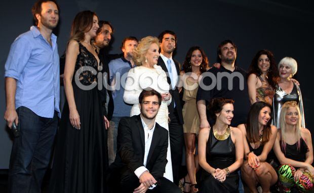 El elenco de La Dueña festejó en el Opera City. (Foto: Jennifer Rubio - Ciudad.com)
