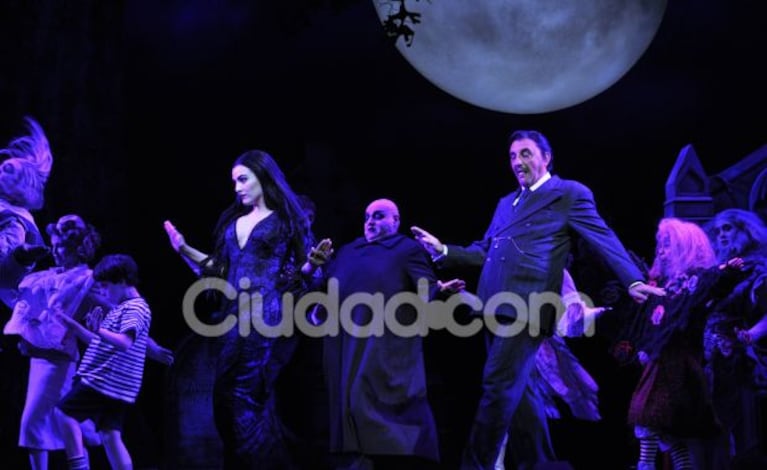 El elenco de Los Locos Addams, listo para salir a escena (Foto: Jennifer Rubio). 