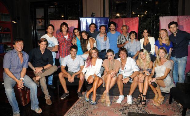 El elenco de Los Unicos a pleno (sin Nicolás Cabré; en España) celebró el debut de la tira. (Foto: El Trece)