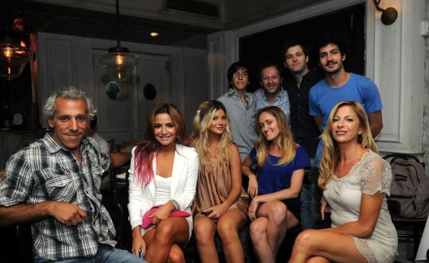 El elenco de Los Unicos festejó el debut de la tira. (Foto: El Trece)