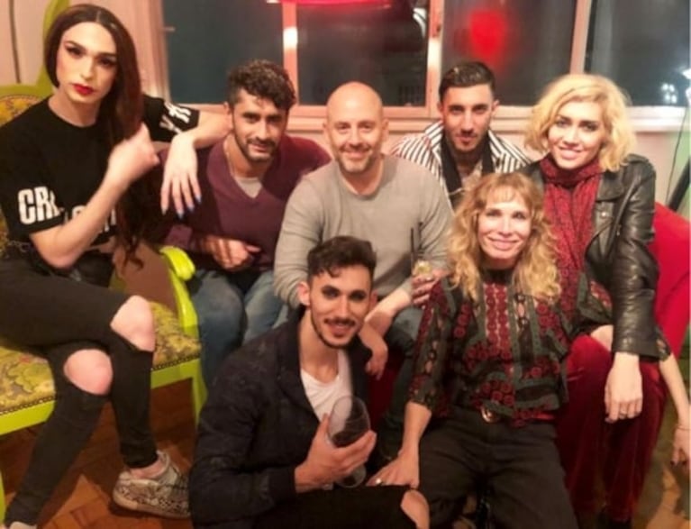 El elenco de Sex, viví tu experiencia, festejó su exitoso primer mes en la casa de José María Muscari