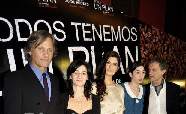 El elenco en el estreno de Todos tenemos un plan. (Foto: Jennifer Rubio)