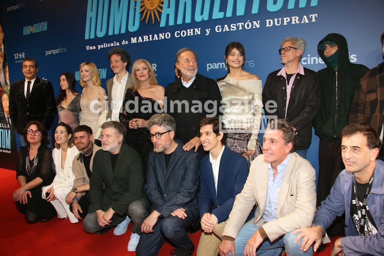 El elenco y los directores de Homo Argentum (Foto: Movilpress)