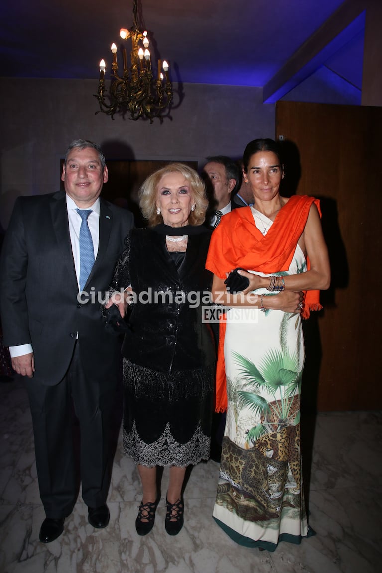 El embajador de Uruguay, Carlos Enciso Christianse, Mirtha Legrand y Juana Viale (Foto: Movilpress).