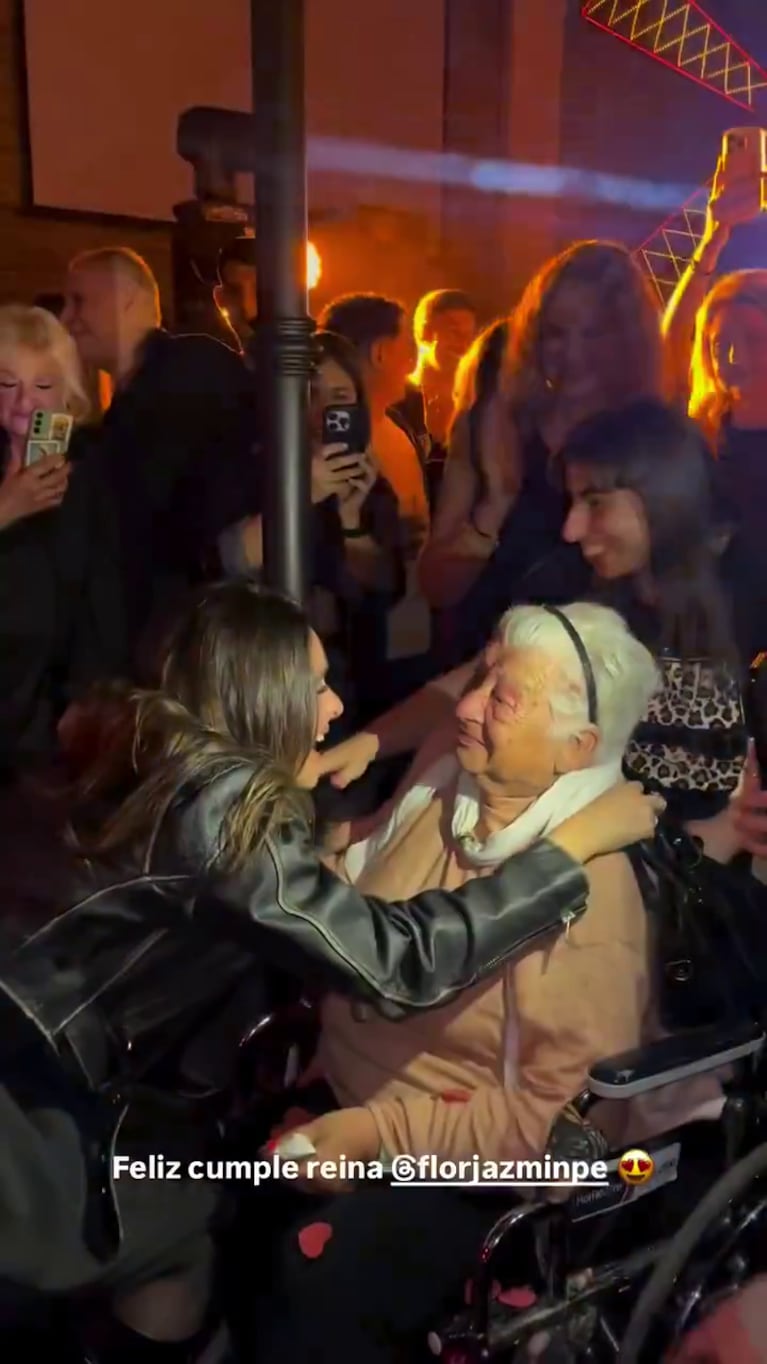 El emotivo abrazo de Flor Jazmín Peña y su abuela. (Captura de X)