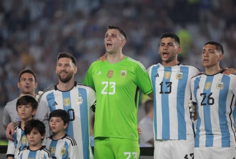 El emotivo abrazo de Messi con sus hijos en la fiesta de la Selección Argentina