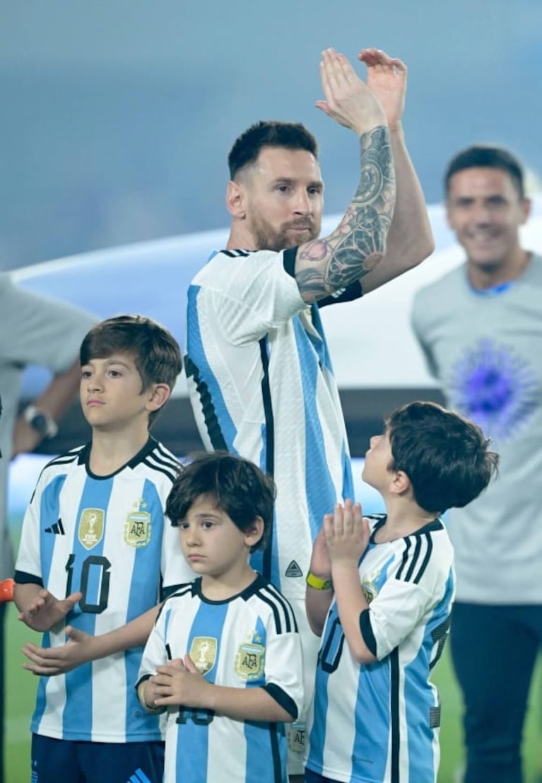 El emotivo abrazo de Messi con sus hijos en la fiesta de la Selección Argentina