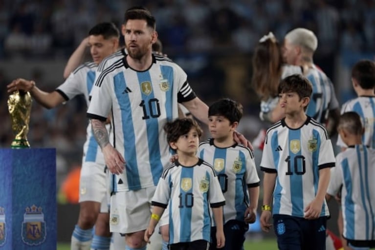 El emotivo abrazo de Messi con sus hijos en la fiesta de la Selección Argentina
