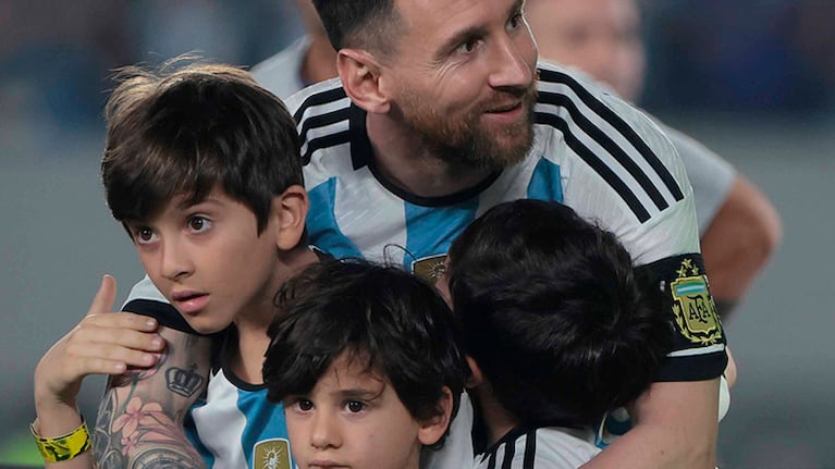 El emotivo abrazo de Messi con sus hijos en la fiesta de la Selección Argentina