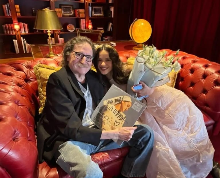 El encuentro entre Rosalía y Charly García: regalos, admiración y fotos virales. CRÉDITO: Instagram