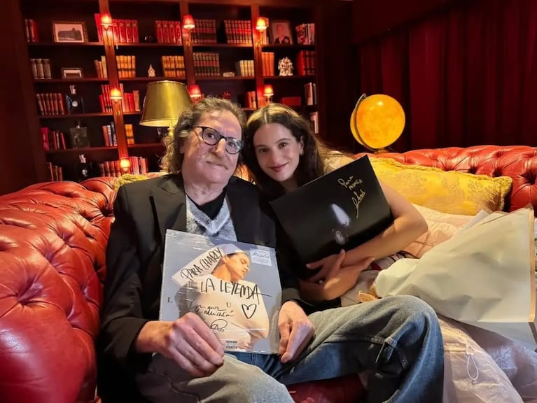 El encuentro entre Rosalía y Charly García: regalos, admiración y fotos virales. CRÉDITO: Instagram
