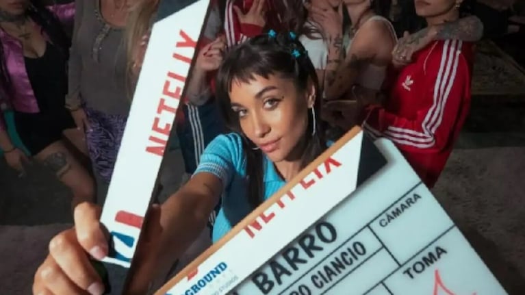El entusiasmo que mostró María Becerra durante el rodaje de la serie En en barro.