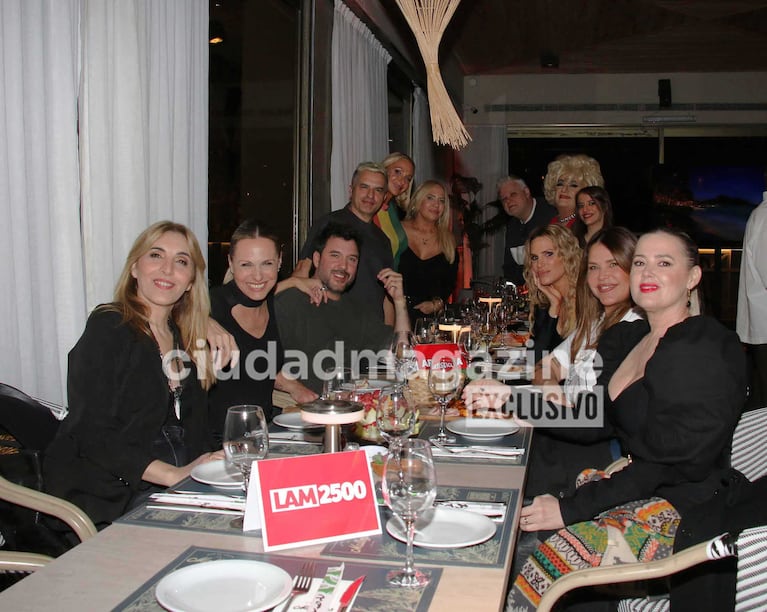 El equipo de LAM en la mesa de los 2500 programas (Movilpress)