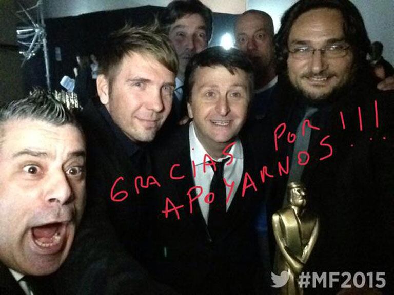 El equipo de Sin Codificar celebró en el Twitter Mirror  (Fotos: @eltreceoficial). 