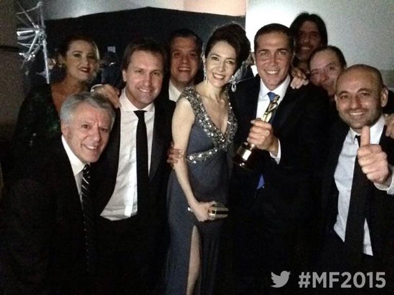 El equipo de Telefe Noticias festejó en el Twitter Mirror (Fotos: @eltreceoficial). 