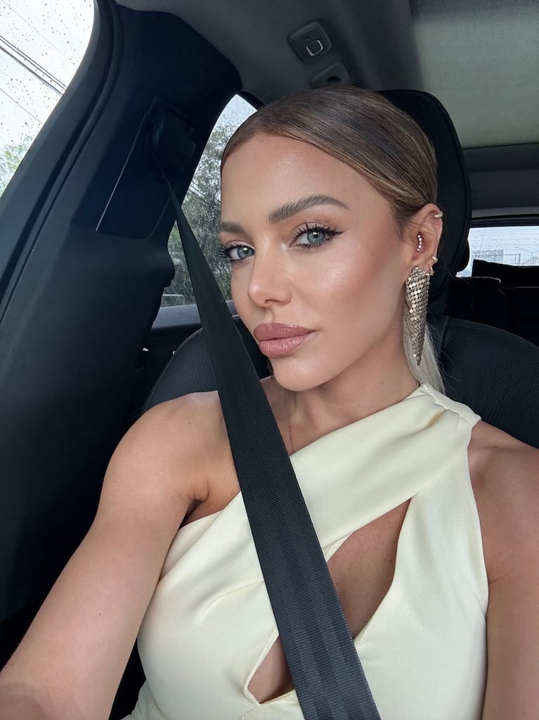 El escotado vestido cut out de Evangelina Anderson (Foto: IG @evangelinaanderson)