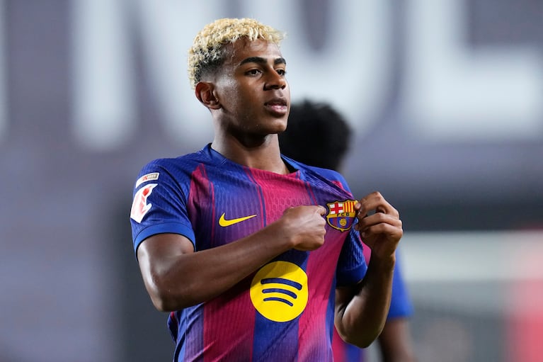 El español Lamine Yamal, del Barcelona, celebra después de anotar el primer gol desde el punto de penalti durante el partido de fútbol de LaLiga española entre el Rayo Vallecano y el FC Barcelona en el estadio de Vallecas en Madrid, España, el domingo 31 de agosto de 2025. (AP Photo/Manu Fernandez)