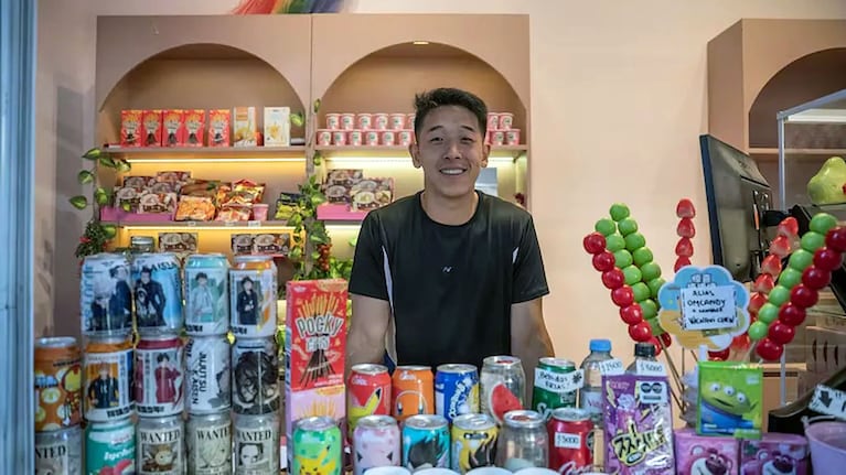 El ex Gran Hermano apostó por el tanghulu, una golosina asiática viral, y hoy conduce un emprendimiento propio.