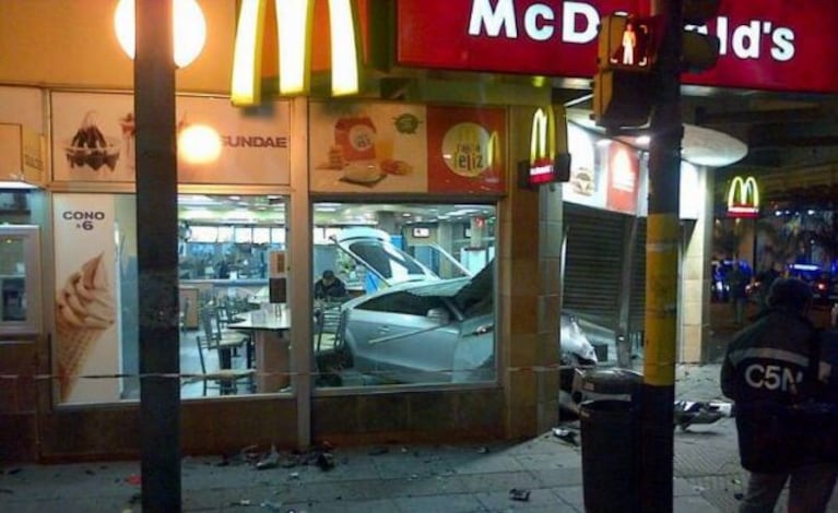 El ex novio de Cinthia Fernández incrustó su auto en un local de Mc Donald’s (Foto: Twitter).