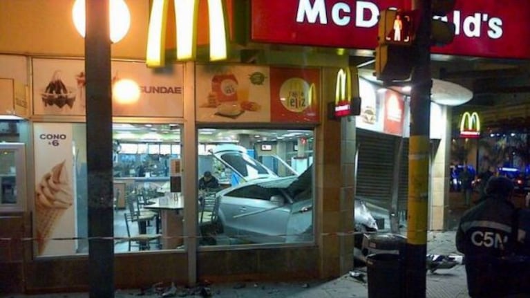 El ex novio de Cinthia Fernández incrustó su auto en un local de Mc Donald’s (Foto: Twitter).