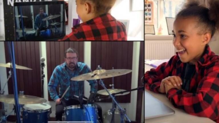 El exbaterista de Nirvana le compuso canción a una fan 10 años y fue tendencia