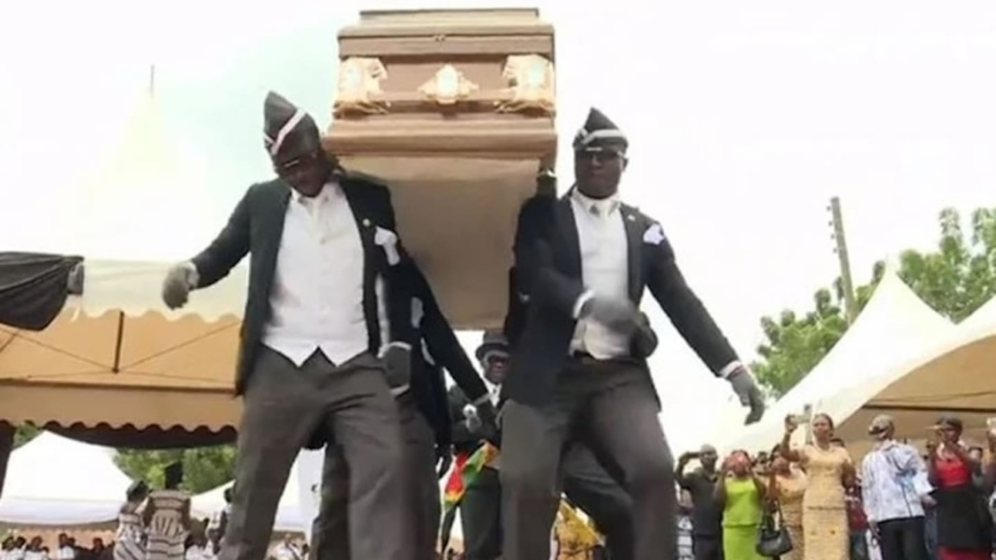 El famoso video de los hombres africanos sosteniendo un ataúd mientras bailan