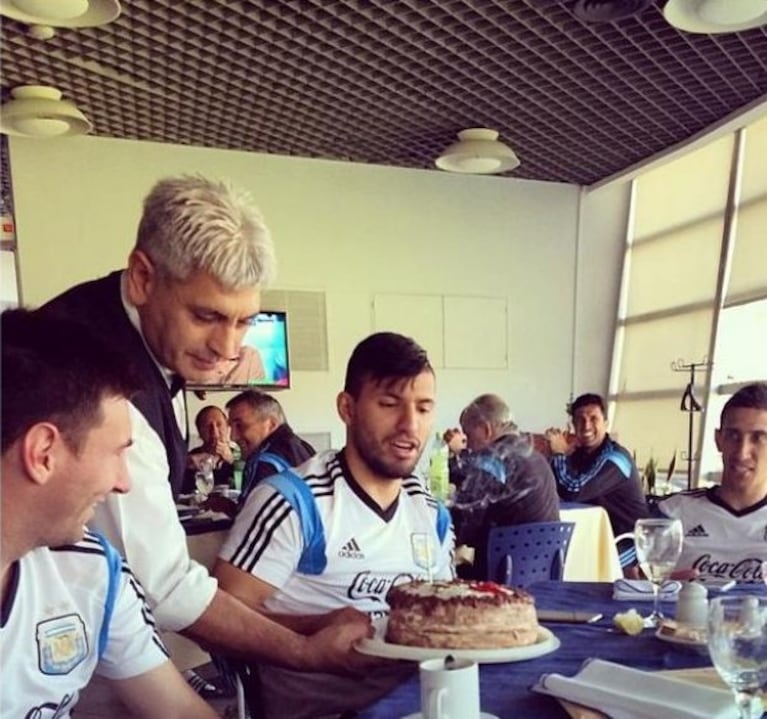 El festejo de cumpleaños del Kun junto a la Selección. (Foto: Web)