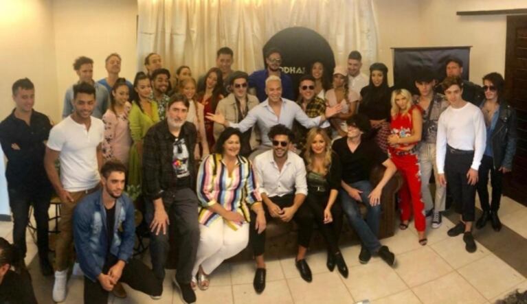 El festejo del elenco de Siddharta tras consolidarse como la obra más vista de la temporada a nivel nacional