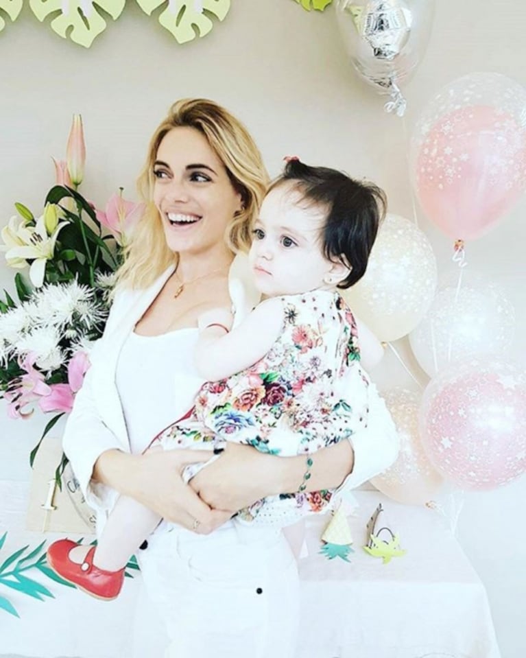 El festejo del primer cumpleaños de la hija de Emilia Attias y el Turco Naim: ambientación hawaiana ¡y blooper con la piñata! 