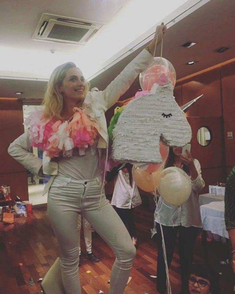 El festejo del primer cumpleaños de la hija de Emilia Attias y el Turco Naim: ambientación hawaiana ¡y blooper con la piñata! 