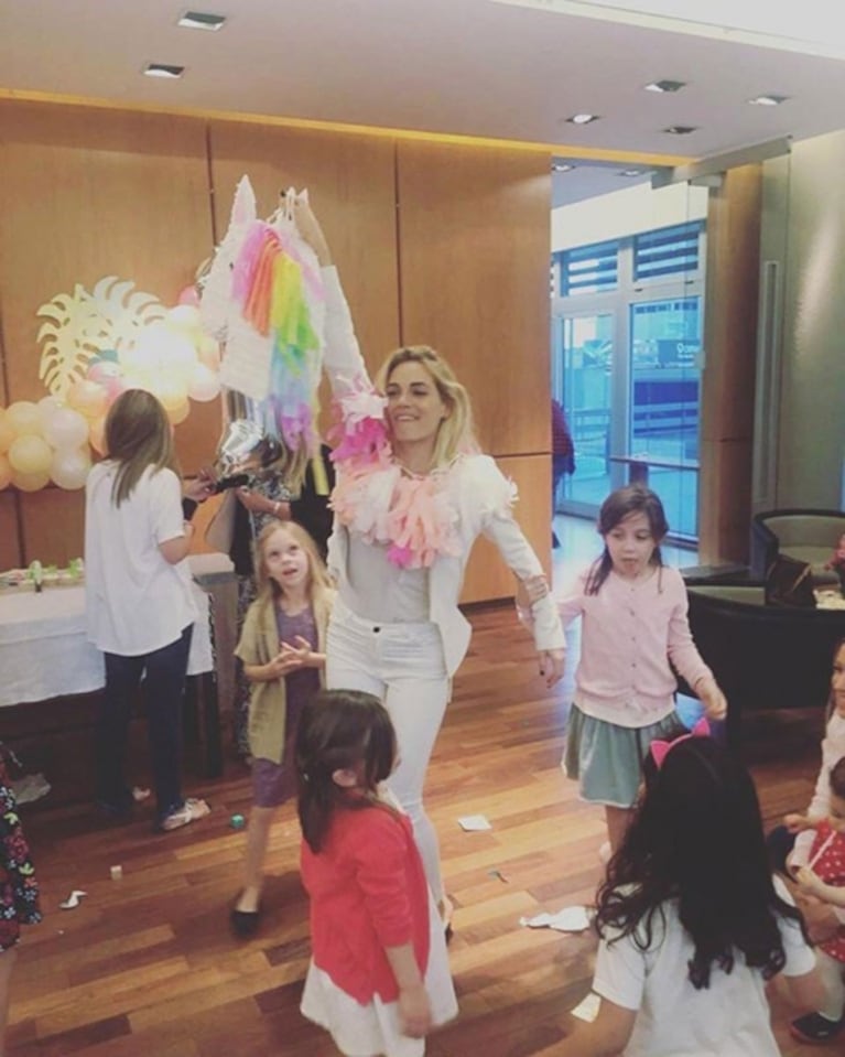 El festejo del primer cumpleaños de la hija de Emilia Attias y el Turco Naim: ambientación hawaiana ¡y blooper con la piñata! 