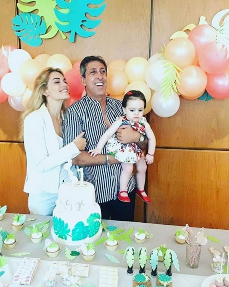 El festejo del primer cumpleaños de la hija de Emilia Attias y el Turco Naim: ambientación hawaiana ¡y blooper con la piñata! 