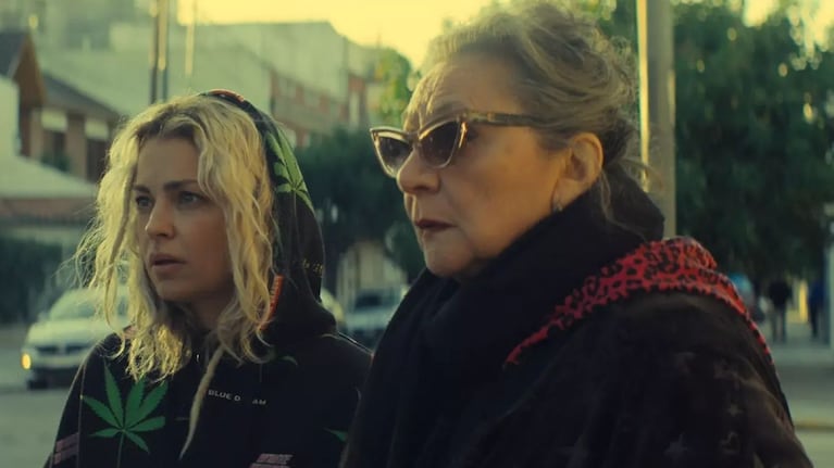El film explora nuevas formas de familia y vínculos menos rígidos que los tradicionales.