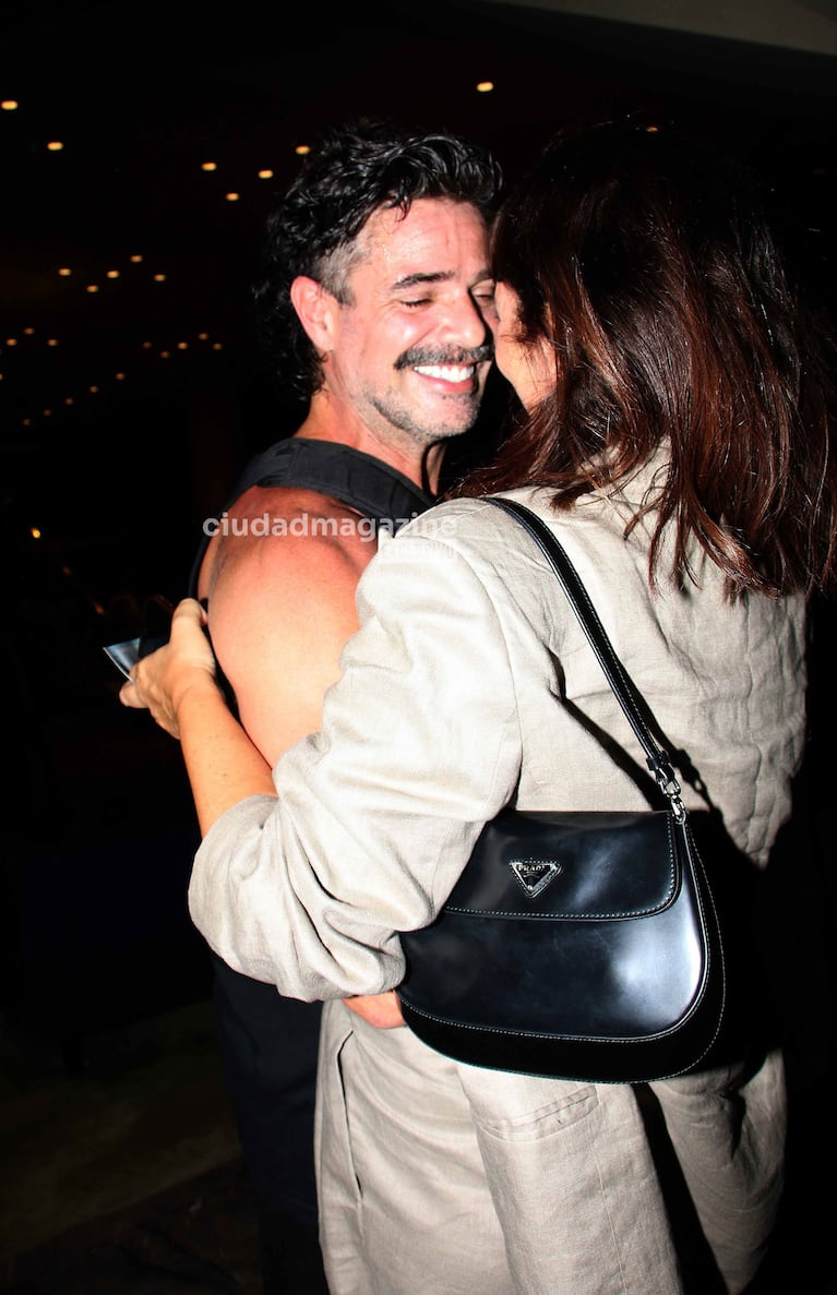 El fogoso encuentro de Luciano Castro con Griselda Siciliani en el teatro. (Foto: Movilpress)