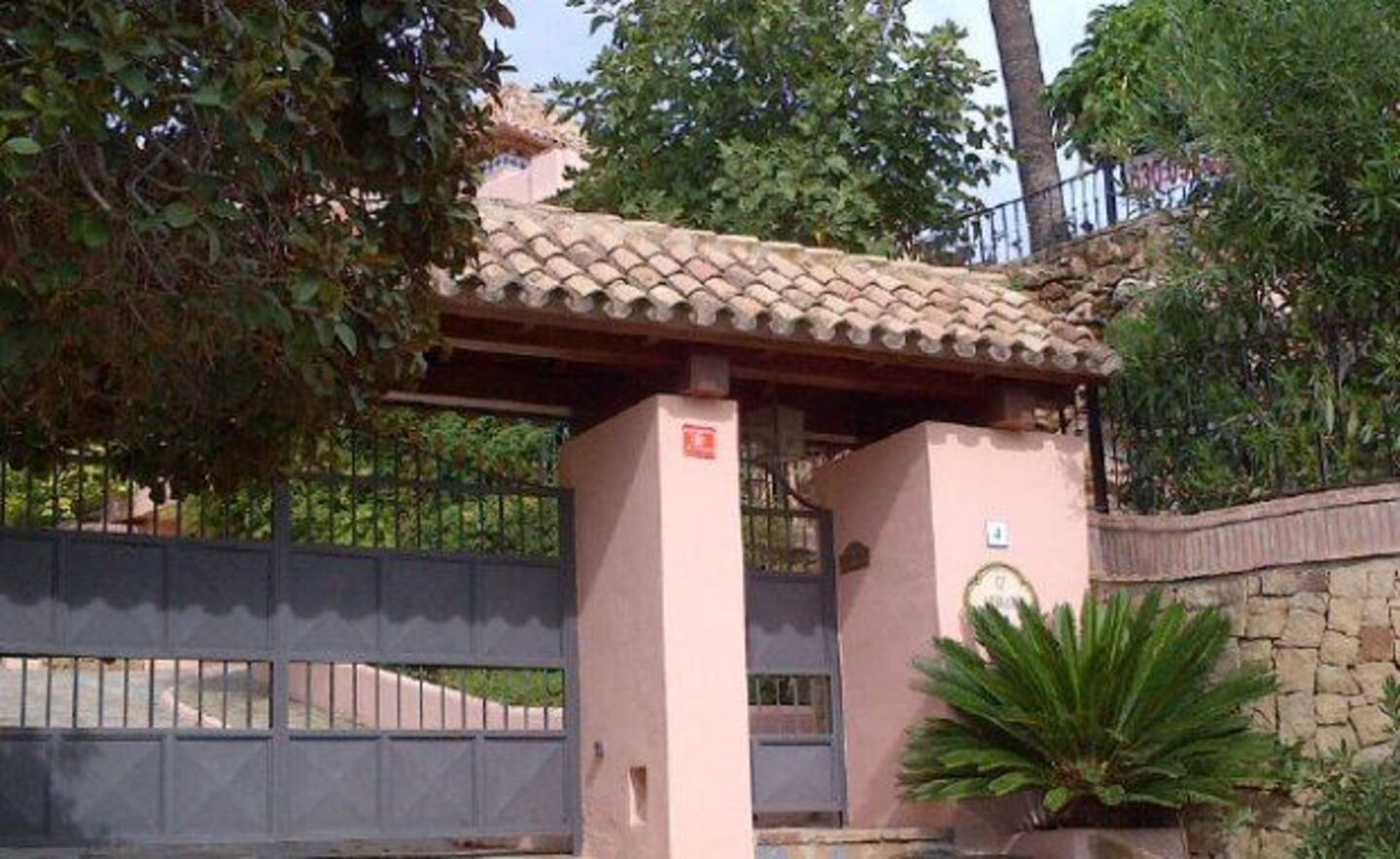 El frente de la casa de Charlotte Caniggia en Marbella. (Foto: Twitter)