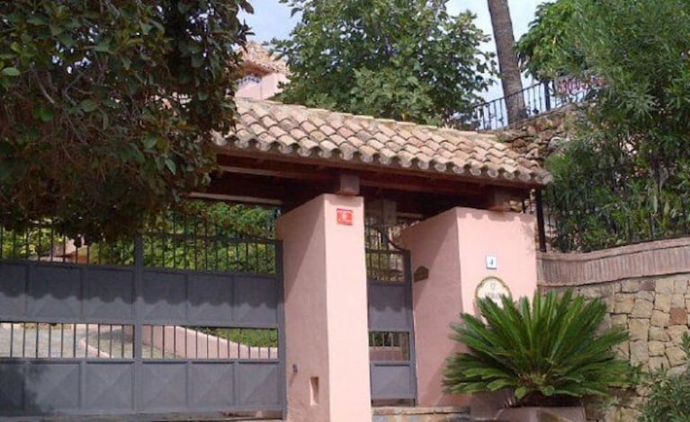 El frente de la casa de Charlotte Caniggia en Marbella. (Foto: Twitter)