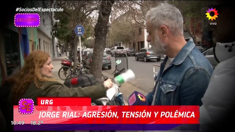 El fuerte video de la violenta agresión a Jorge Rial a la salida de la radio: empujones, botellazo e insultos