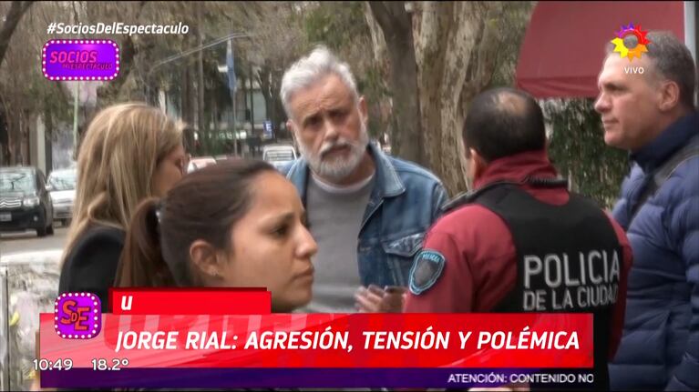 El fuerte video de la violenta agresión a Jorge Rial a la salida de la radio: empujones, botellazo e insultos