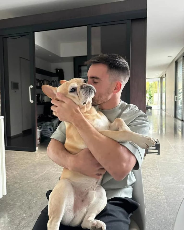 El futbolista compartió un momento de ternura con una de sus mascotas en su vivienda de Francia. Fuente: Instagram.