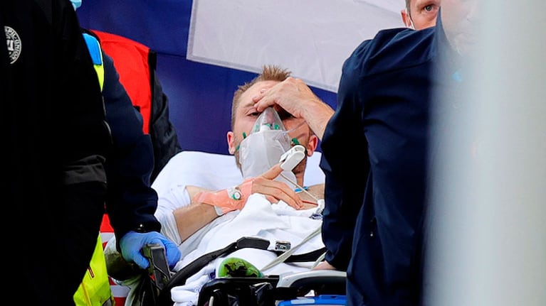 El futbolista danés Christian Eriksen fue estabilizado tras desplomarse en pleno partido de la Eurocopa