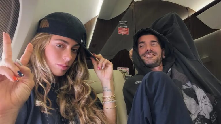 El futbolista eligió las fotos antes que las palabras para marcar posición junto a su futura esposa.