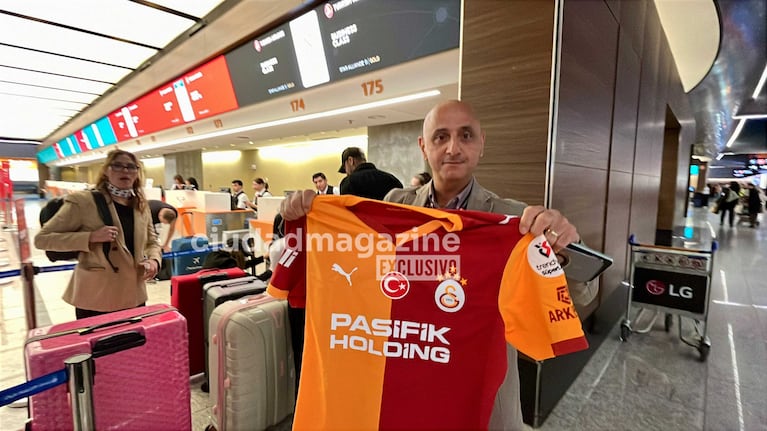 El gesto de Mauro Icardi con un empleado del aeropuerto (Foto: Movilpress)