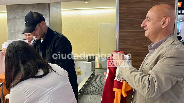 El gesto de Mauro Icardi con un empleado del aeropuerto (Foto: Movilpress)