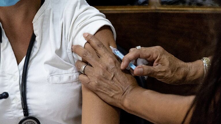El Gobierno porteño comenzará a vacunar a todo el personal de salud el lunes 1 de febrero. Foto: Bloomberg.