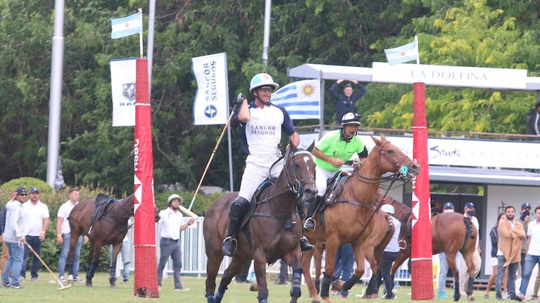 El gran festejo de María Vázquez y su familia por el triunfo de La Dolfina en el campeonato de polo (Foto: Movilpress)
