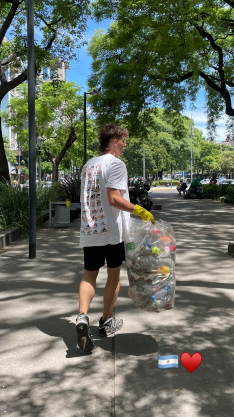 El gran gesto de Santi Maratea tras los festejos por el Mundial: salió a limpiar la zona del Obelisco