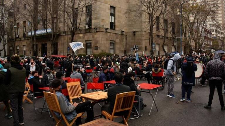 El gremio de los gastronómicos pide volver a trabajar y realizan una protesta pasiva