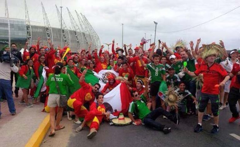 El grupo de Chapulines Colorados y Chilindrinas que alentó a México en Fortaleza. (Foto: Twitter)