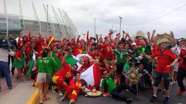 El grupo de Chapulines Colorados y Chilindrinas que alentó a México en Fortaleza. (Foto: Twitter)