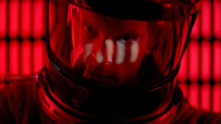 El guion fue escrito por Kubrick junto con el escritor británico Arthur C. Clarke, reconocido por sus novelas y relatos de ciencia ficción.
